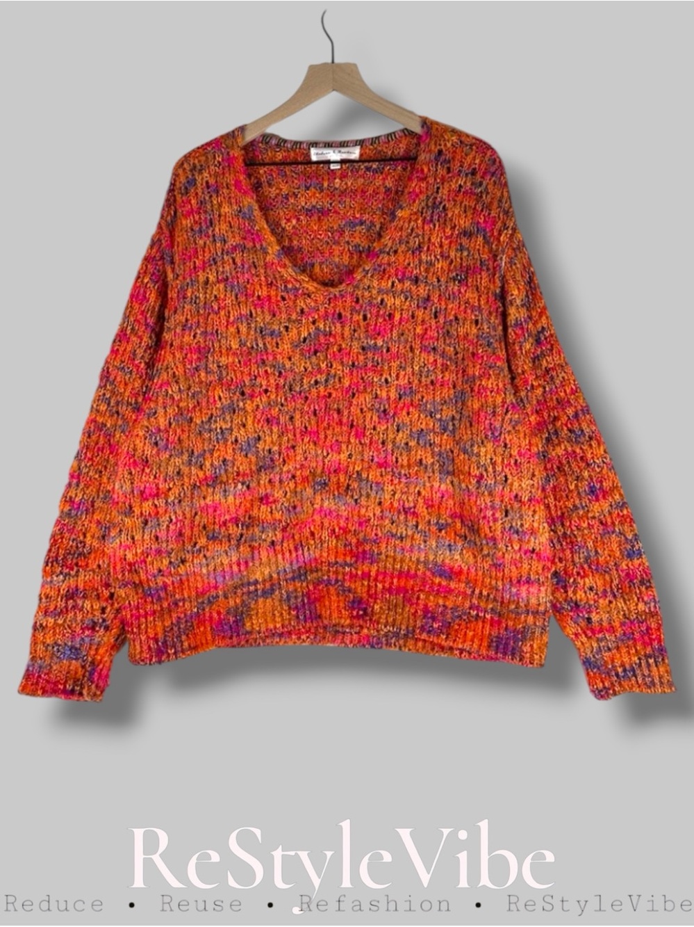 CHELSEA & THEADORE Women’s Size L Sweater V Neckline Oversized Long Sleeve